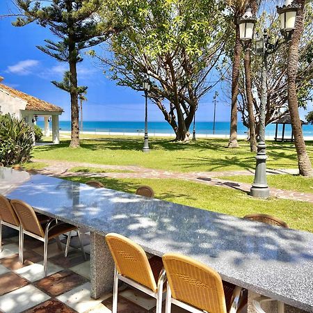 Castle Beach House Luxury Beachfront Villa Малага Экстерьер фото