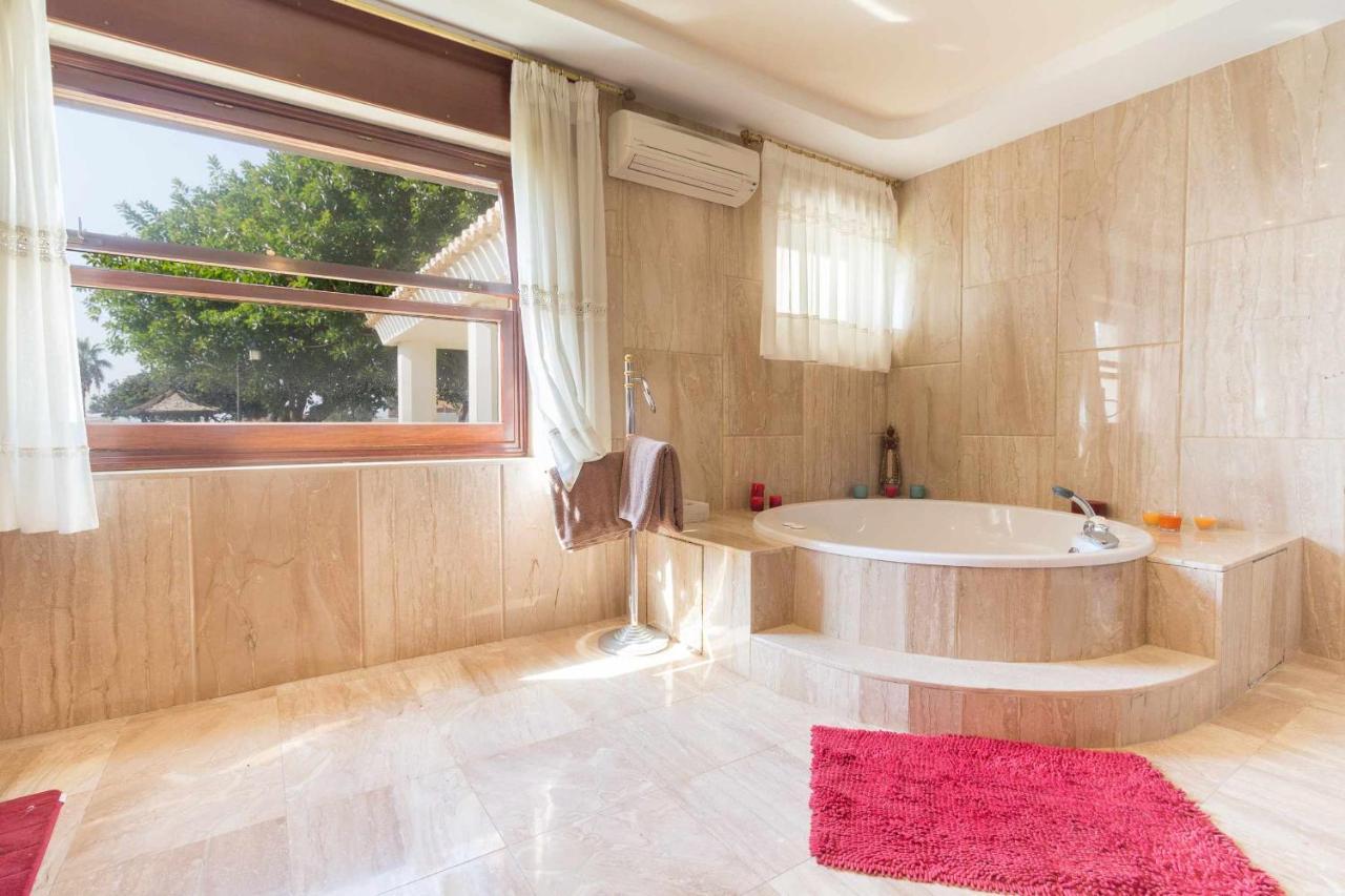 Castle Beach House Luxury Beachfront Villa Малага Экстерьер фото
