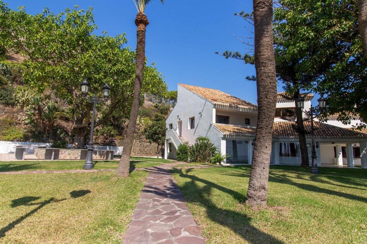 Castle Beach House Luxury Beachfront Villa Малага Экстерьер фото
