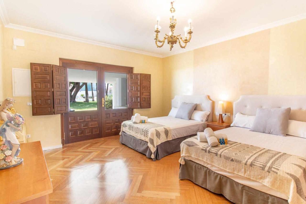 Castle Beach House Luxury Beachfront Villa Малага Экстерьер фото