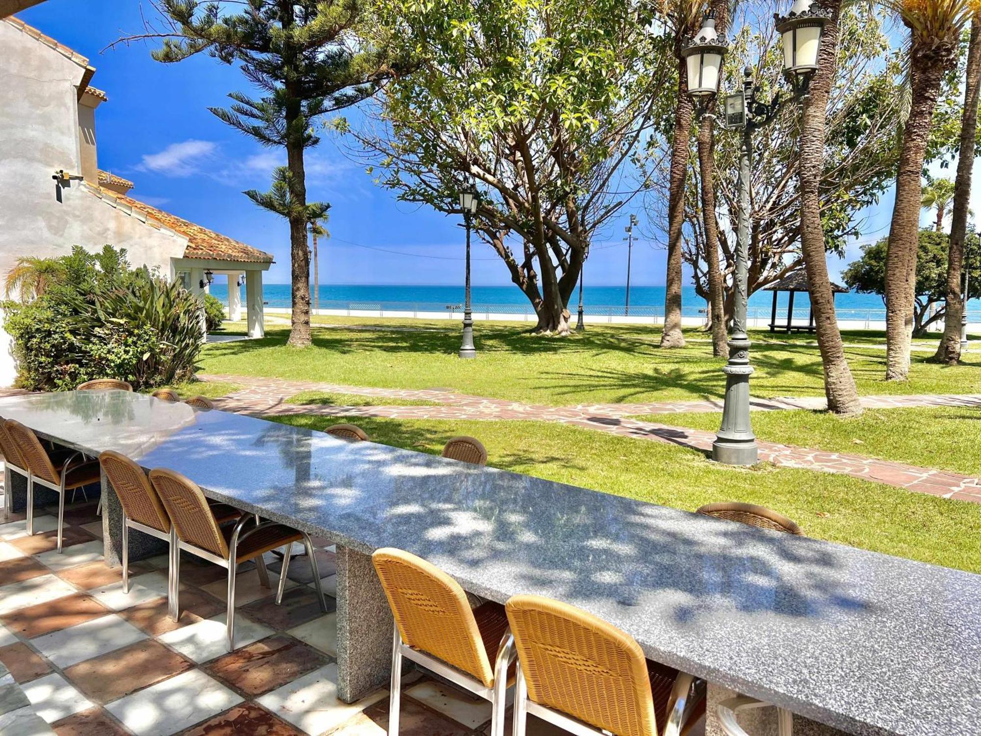 Castle Beach House Luxury Beachfront Villa Малага Экстерьер фото